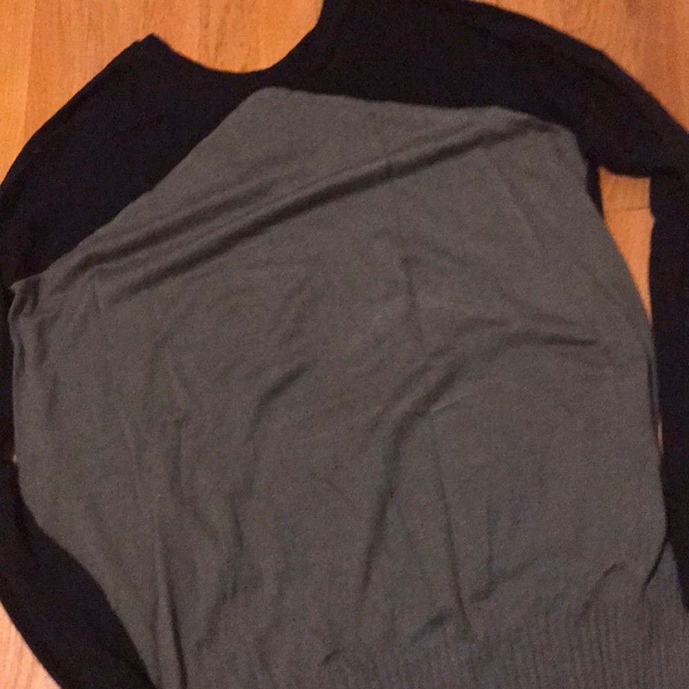 Color-block V-neck Sweater - Picture 2 of 3